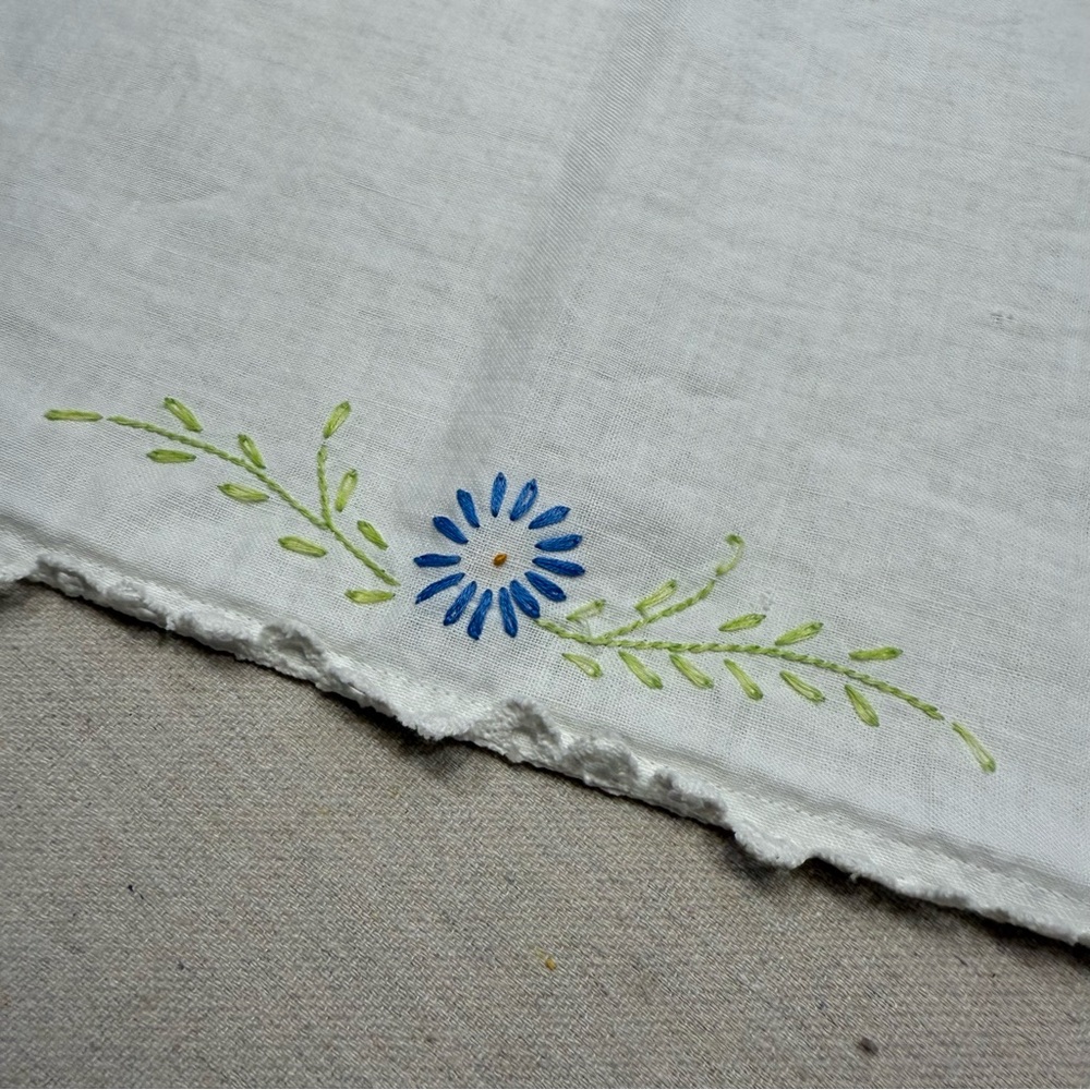 Embroidered Vintage Floral Table Runner - Picture 10 of 11